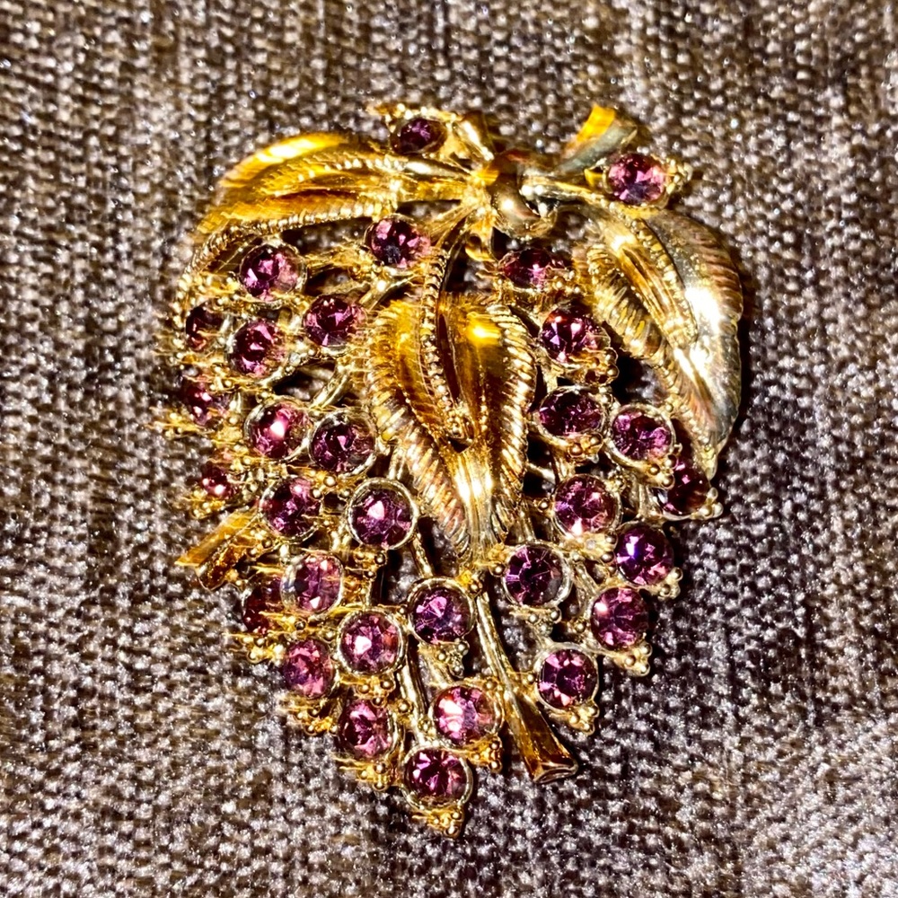 VINTAGE STAR SIGNED RHINESTONE PURPLE GRAPES LARGE BROOCH GOLD TONE LOCKING